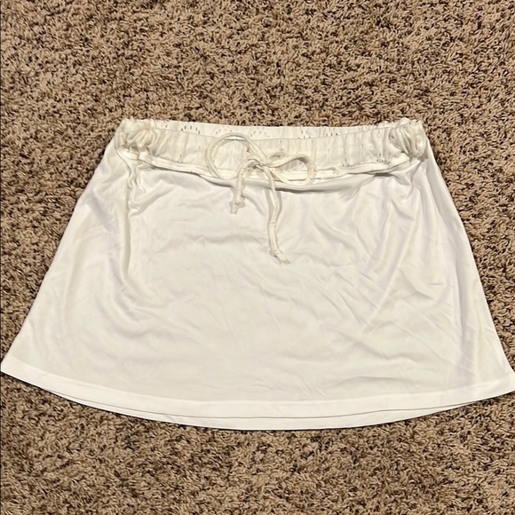 BCBGeneration Dresses & Skirts - BCBG size medium white skirt with detailed band and bow